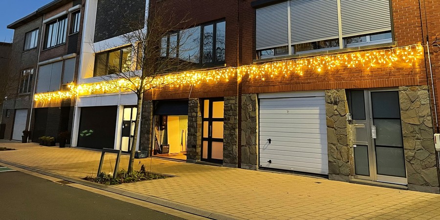 Verlichte voorgevels in de Distelvinklaan