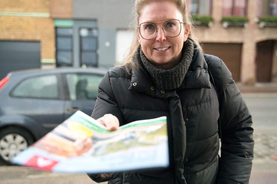 Vrouw die magazine afgeeft aan de voordeur Vrouw die magazine afgeeft aan de voordeur