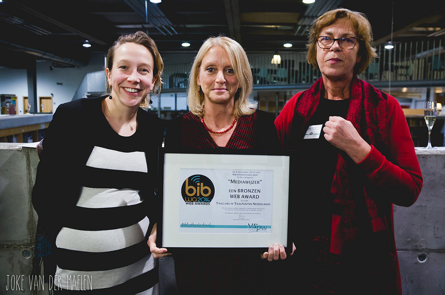 Medewerkers van het Taalpunt Nederlands poseren met de bronzen Bib Web Award. Medewerkers van het Taalpunt Nederlands poseren met de bronzen Bib Web Award.