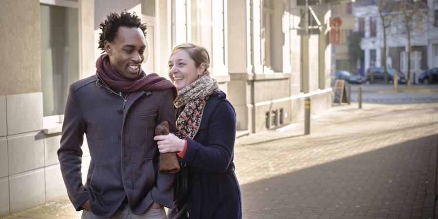 Twee blije inwoners lopen over straat. Twee blije inwoners lopen over straat.