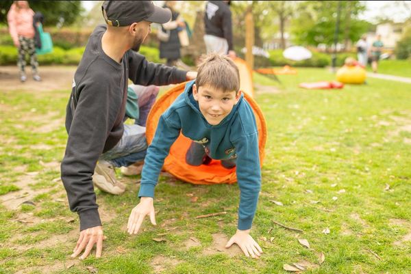 Jongeren spelen in het Gemeentepark in Borsbeek