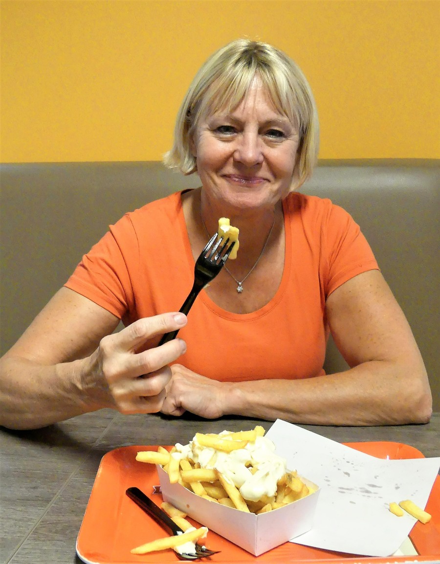 Marina eet van haar eigen frietjes