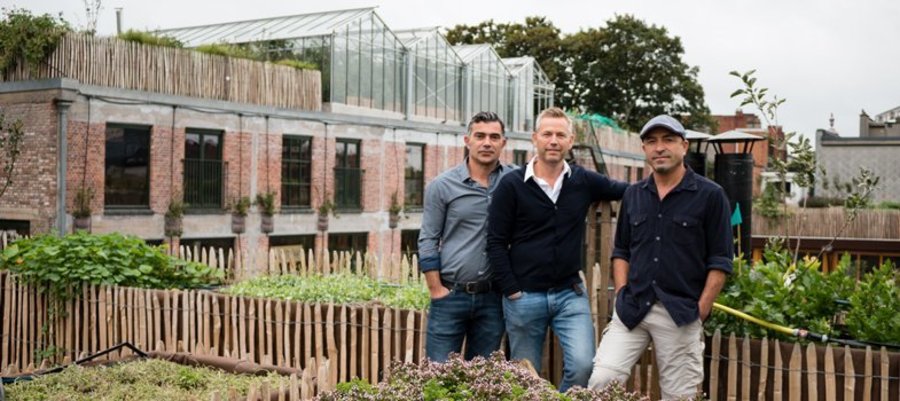 Yusuf, Stefan en Ismail op 't dak van 't PAKT Yusuf, Stefan en Ismail op 't dak van 't PAKT