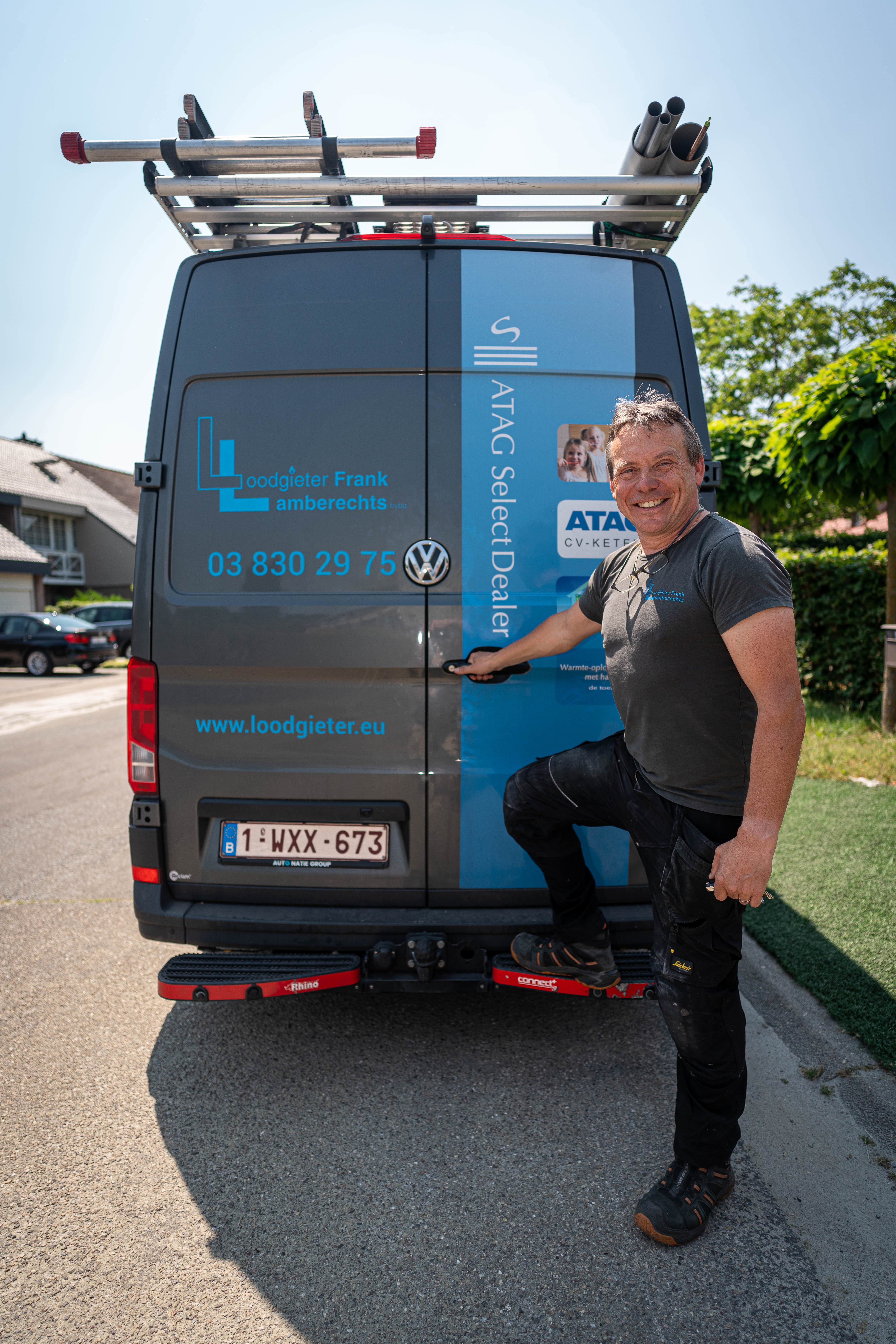Frank Lamberechts poseert voor zijn camionet Frank Lamberechts poseert voor zijn camionet