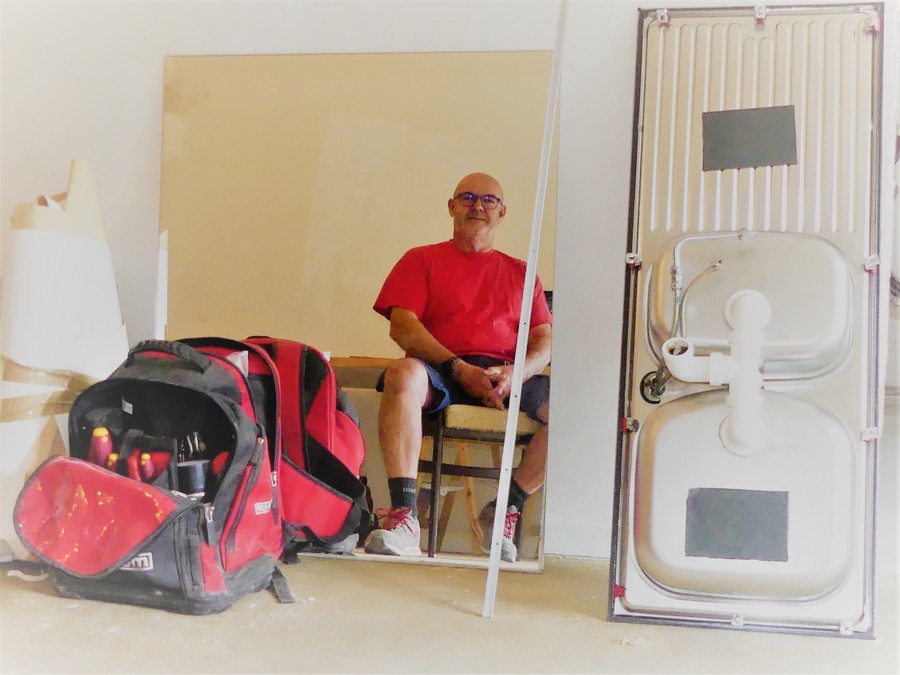 Aannemer Deckers zit op een stoel