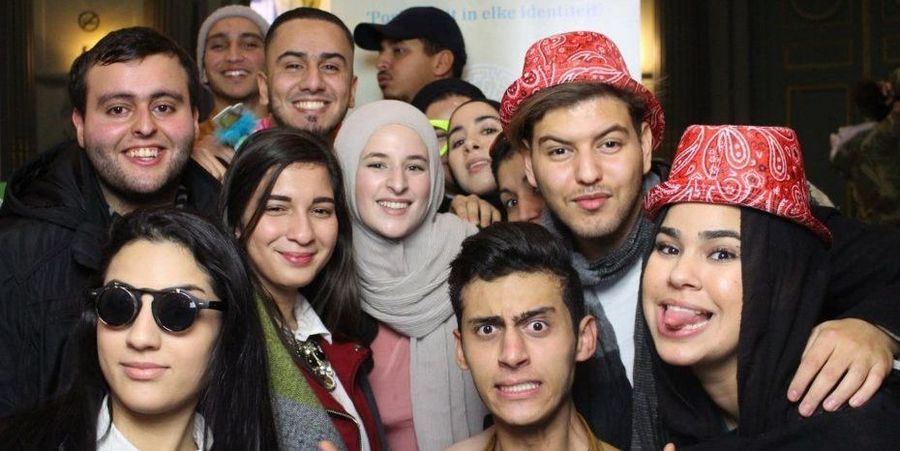 Een dozijn jongeren met een migratieachtergrond poseert voor de camera. Een dozijn jongeren met een migratieachtergrond poseert voor de camera.