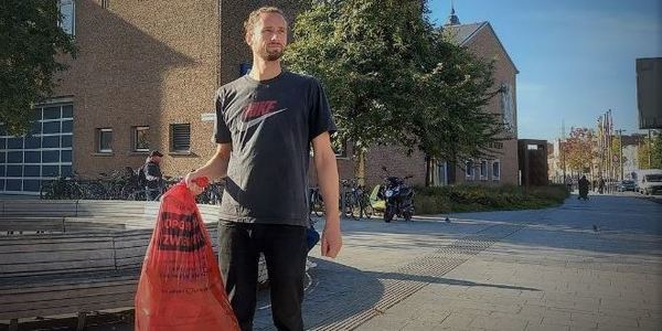 Jorn Wuyts met vuilniszak in de hand