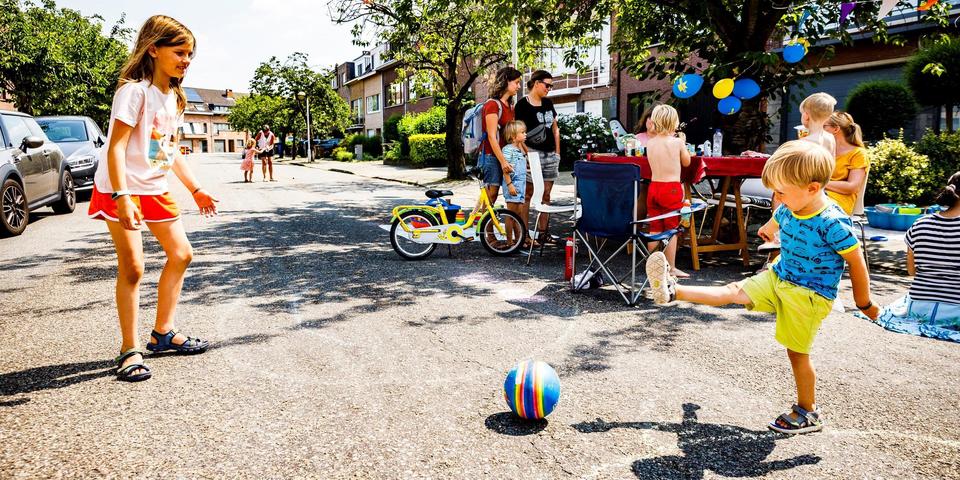Kinderen spelen in de speelstraat in de Europalaan.