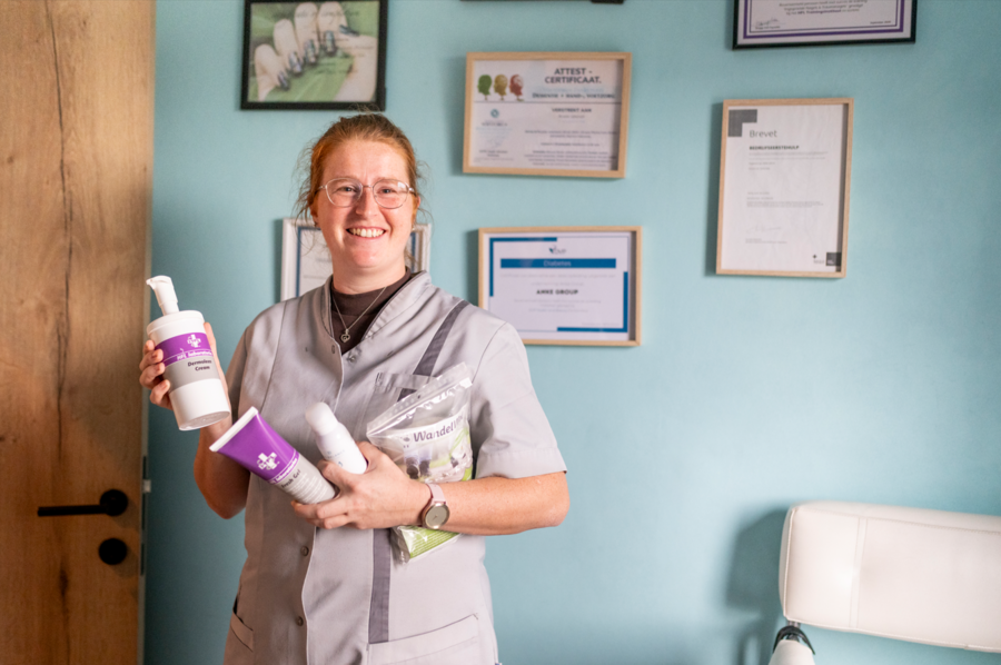Portretfoto van Anke in haar thuiszaak, gespecialiseerde voetverzorging Portretfoto van Anke in haar thuiszaak, gespecialiseerde voetverzorging
