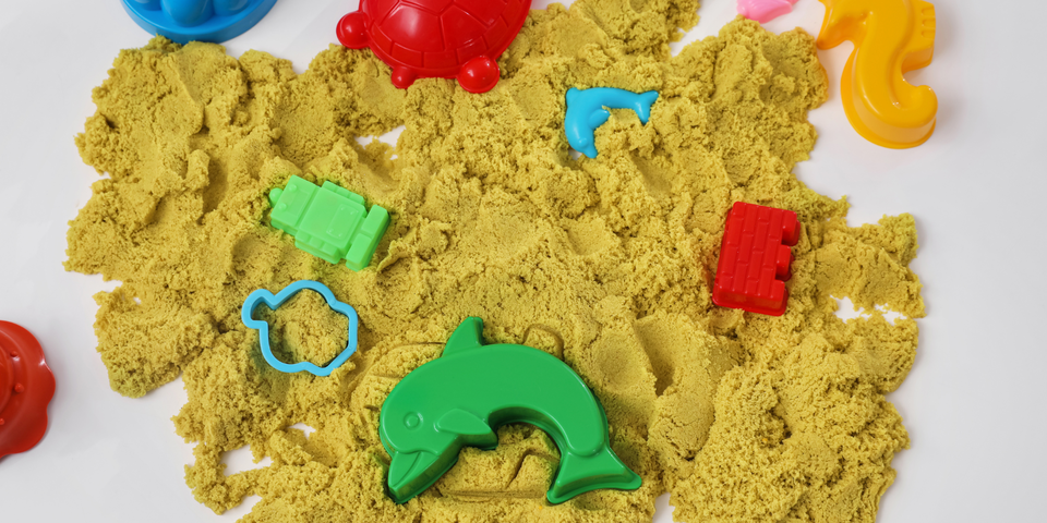 Geel kinetisch speelzand met vormpjes Geel kinetisch speelzand met vormpjes