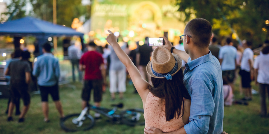 Paar dat selfie op een muziekfestival maak Paar dat selfie op een muziekfestival maak