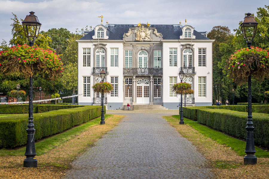Voorkant kasteel en deel park