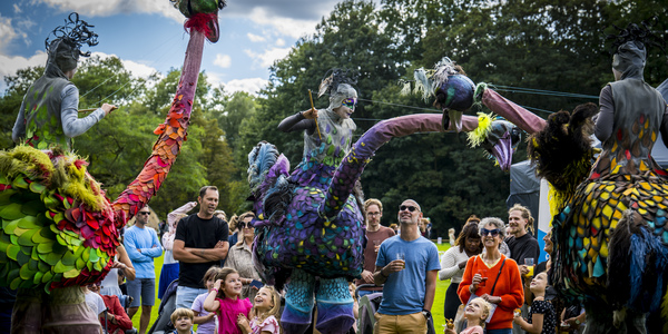 Straattheater tijdens familiedag 2024