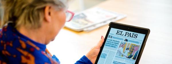 Vrouw leest de Spaanse krant El País Vrouw leest de Spaanse krant El País