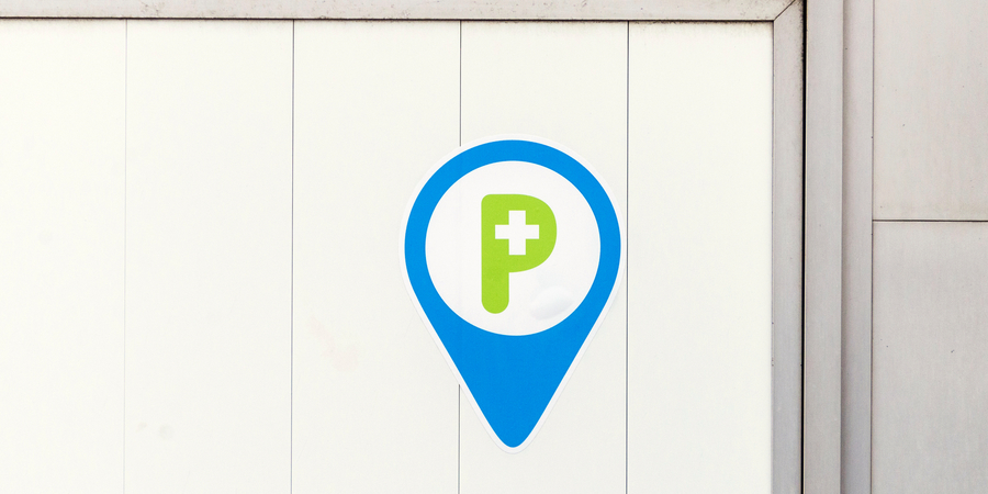 Zorgparking sticker op een garagepoort