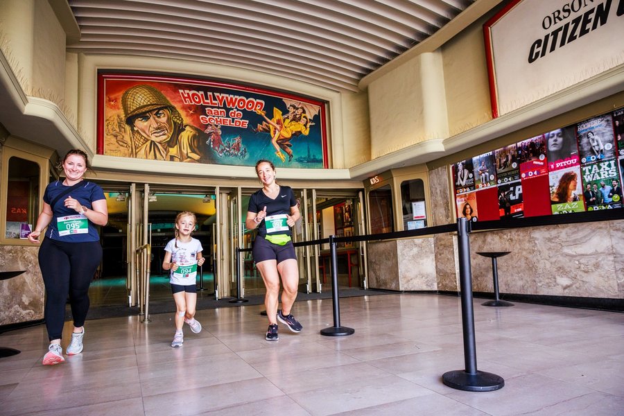 Lopers komen De Roma buiten