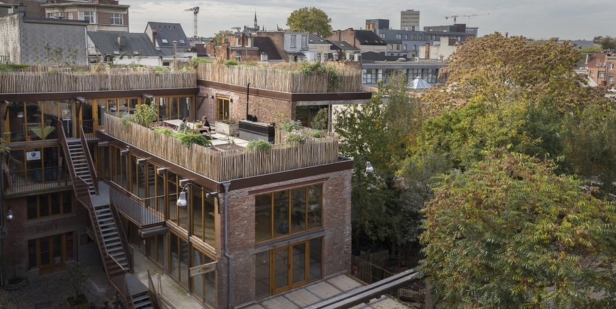 Dakboerderij PAKT gezien van op de omliggende gebouwen.