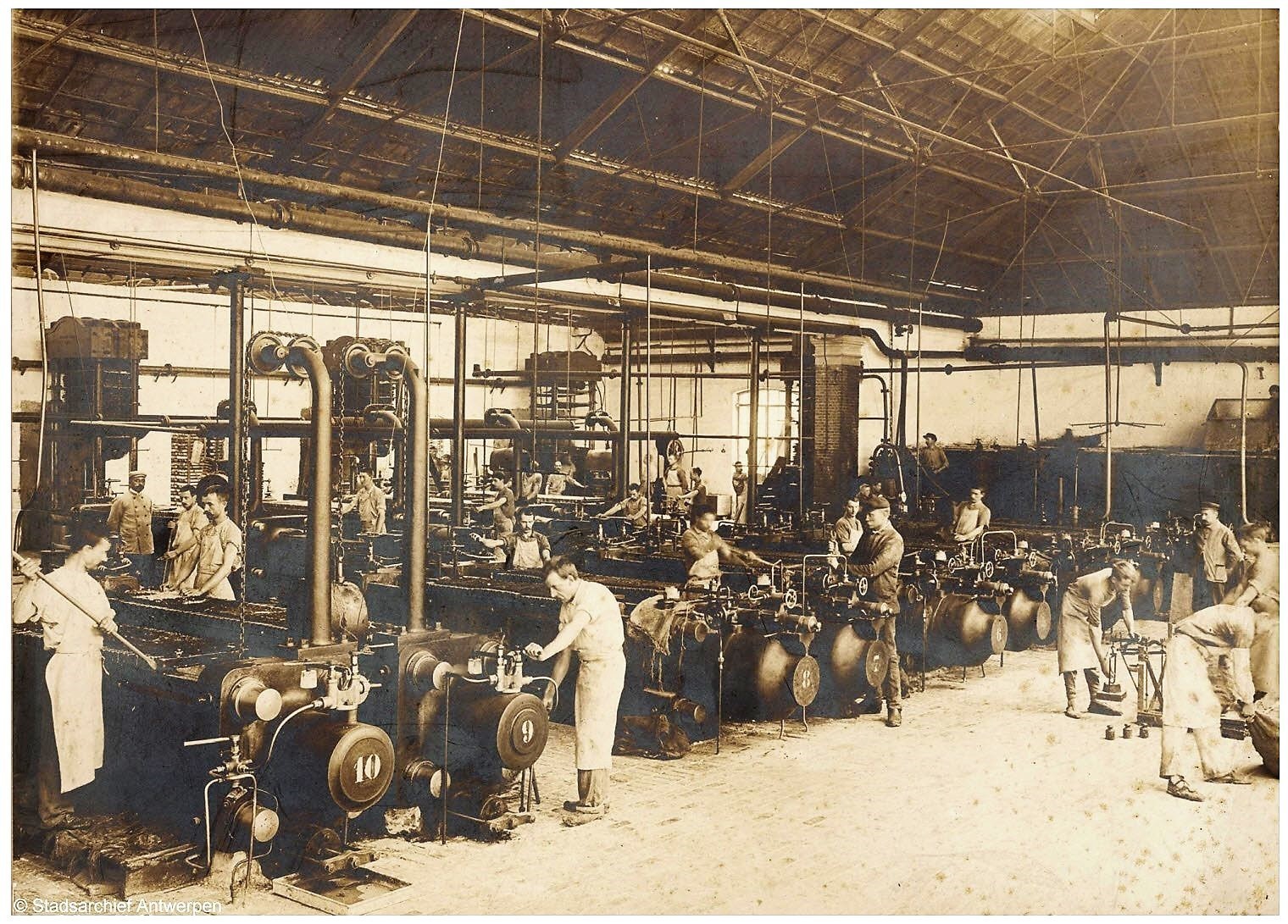 Arbeiders aan het werk in de kaarsenfabriek Den Bougie de Roubaix - Oedenkoven.