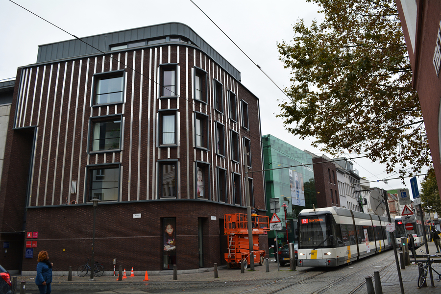 De gevel van de bibliotheek tijdens de voorbereidende werken. De gevel van de bibliotheek tijdens de voorbereidende werken.