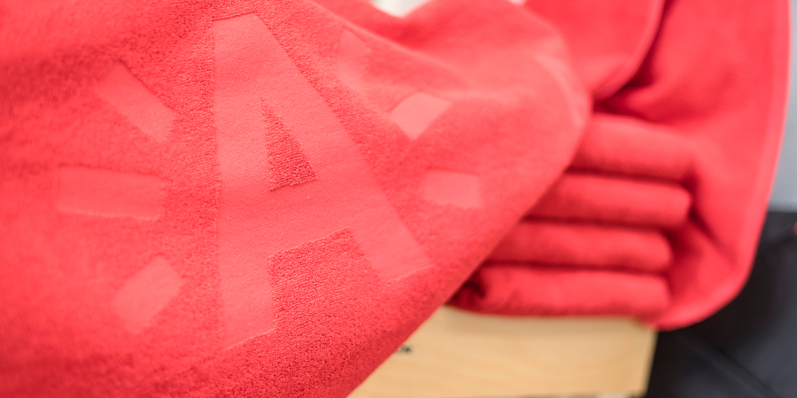 Rood strandlaken met stralende A-logo