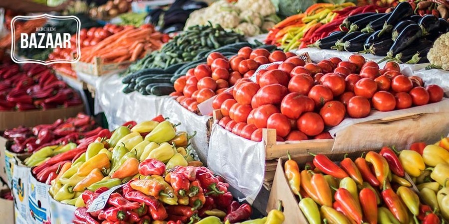 Een kraam vol manden met verse groenten en fruit Een kraam vol manden met verse groenten en fruit