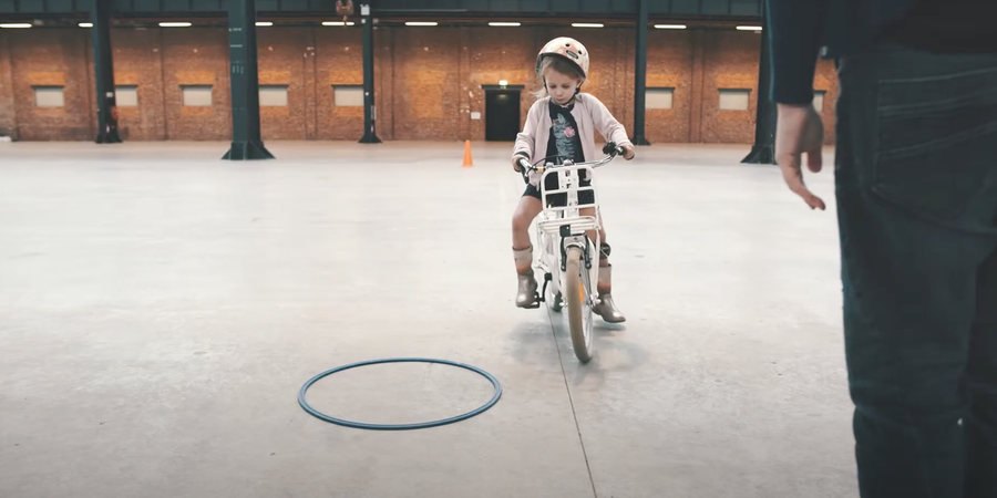 Meisje op de fiets dat remt en gaat stoppen