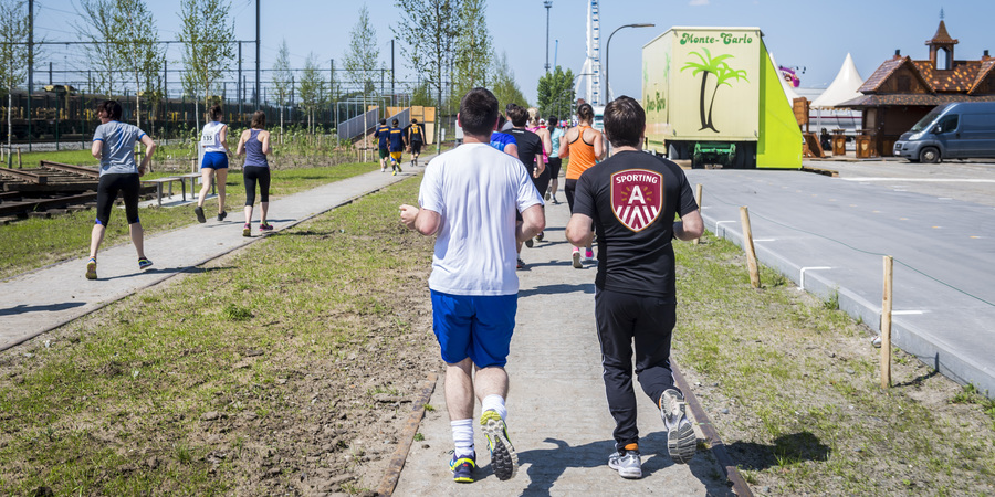 Lopers op loopparcours Spoor Oost