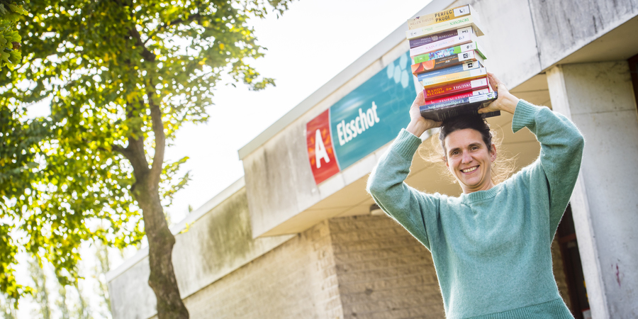 Liesbeth Damen bij haar favoriet bibliotheek Liesbeth Damen bij haar favoriet bibliotheek