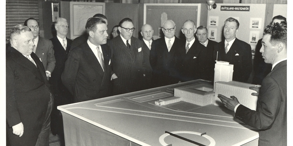 Eduard Van Steenbergen legt het voorontwerp voor.