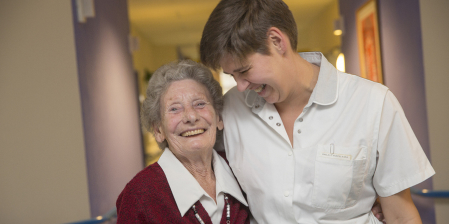 bewoonster en verpleegster in woonzorgcentrum