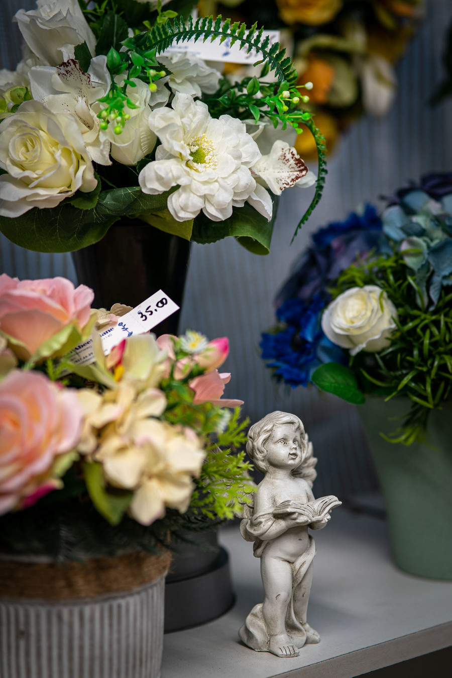 Kunstbloemen en een engeltje