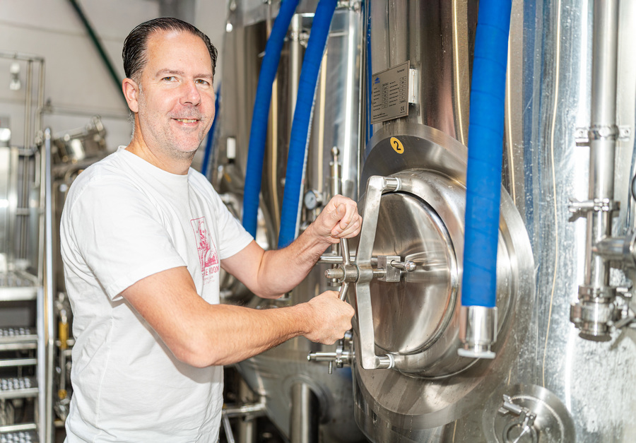 Sven sluit de opening van een brouwketel