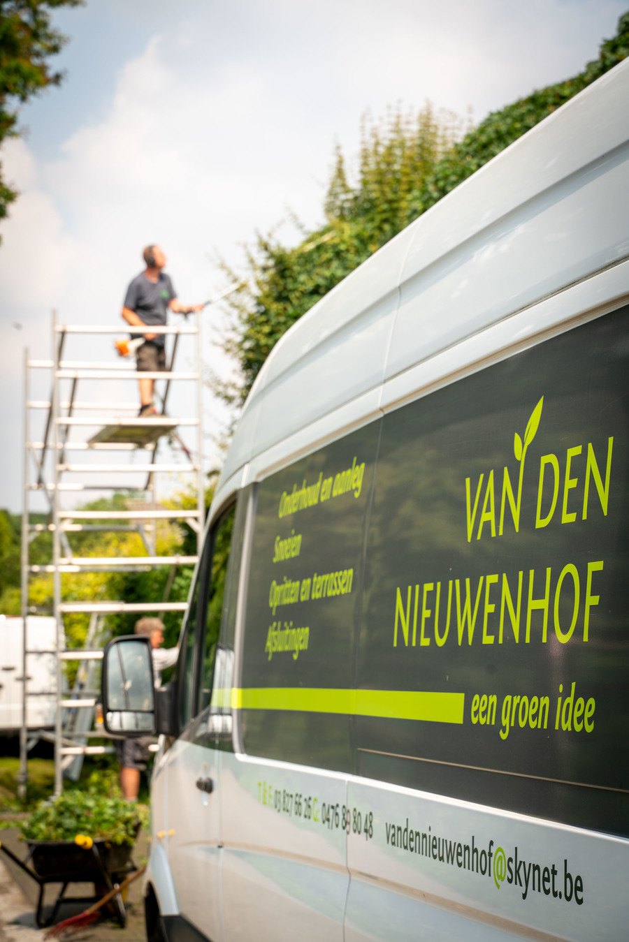 Stefan op zijn stelling en op de voorgrond zijn camionet