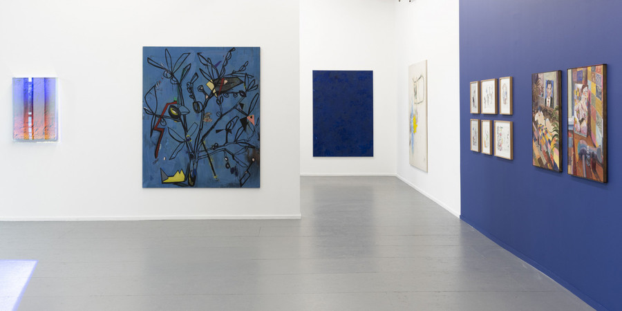 Een expositieruimte waarin verschillende kunstwerken hangen. Een expositieruimte waarin verschillende kunstwerken hangen.