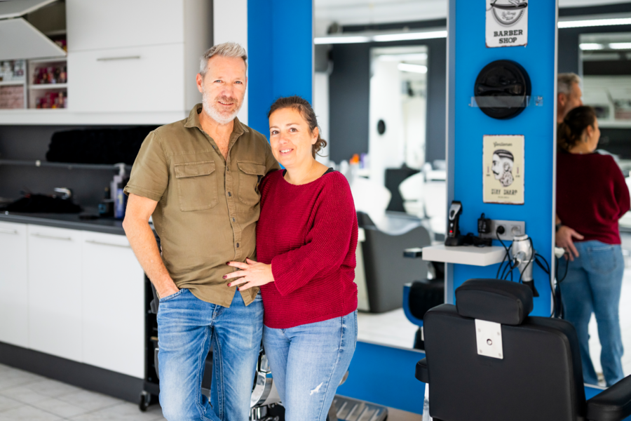 Portretfoto van Ingridje en Dave van R-Style in hun kapperszaak Portretfoto van Ingridje en Dave van R-Style in hun kapperszaak