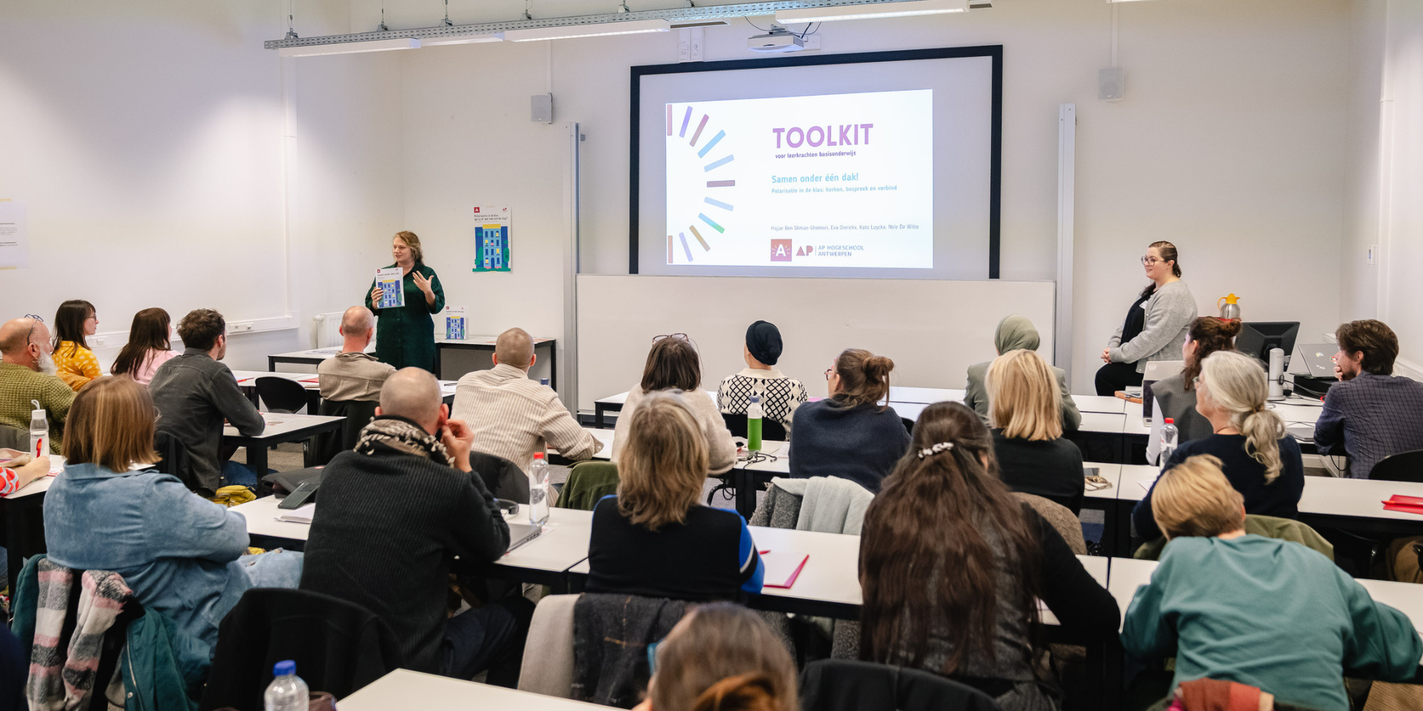 Een vrouw spreekt voor een publiek