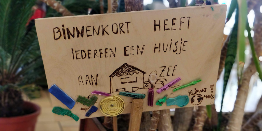 Bordje met de uitspraal 'binnenkort heeft iedereen een huisje aan zee' Bordje met de uitspraal 'binnenkort heeft iedereen een huisje aan zee'