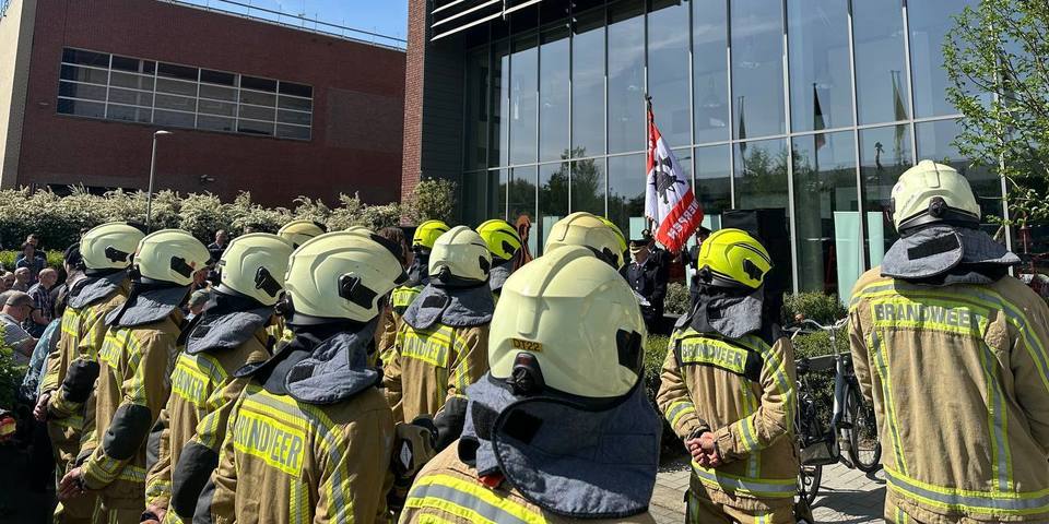 Brandweer in formatie voor kazerne in interventiekledij