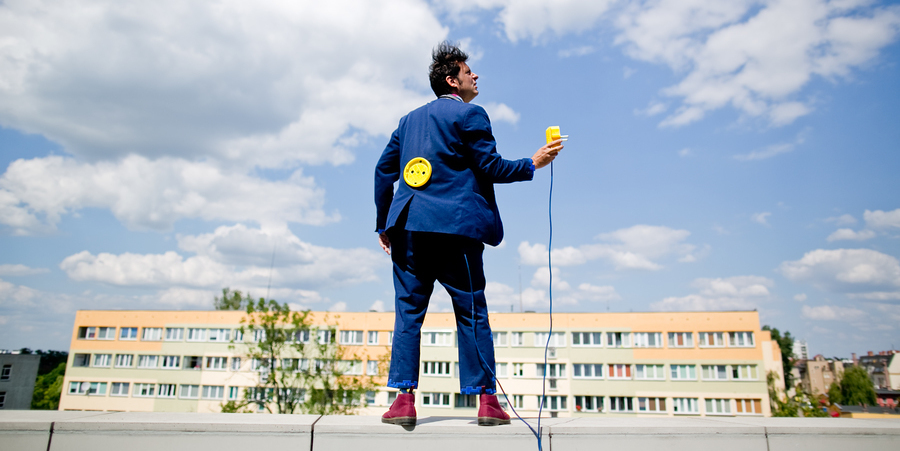 Man met in blauw kostuum houdt een stekker vast Man met in blauw kostuum houdt een stekker vast