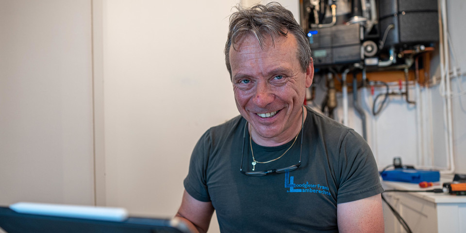 Frank Lamberechts achter zijn laptop