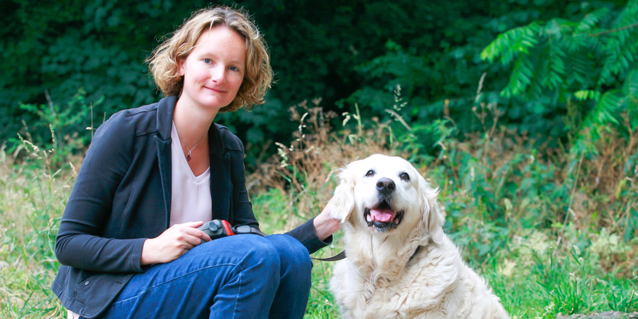 Portretfoto van Sally, coördinator dierenwelzijn, en haar hond