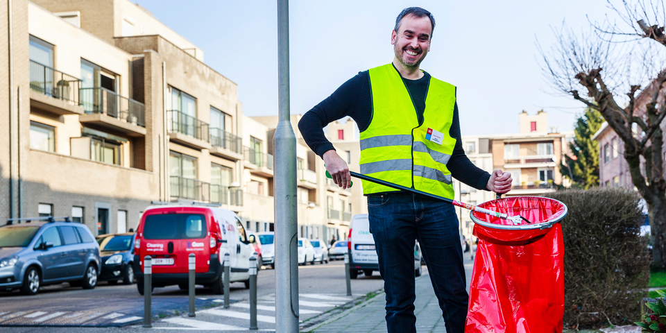 Straatvrijwilliger ruimt zwerfvuil op