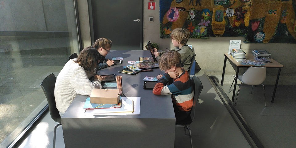 Jongeren op de iPad in de bibliotheek