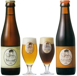 Nello's blond en Patrasche donker bier met glazen Nello's blond en Patrasche donker bier met glazen