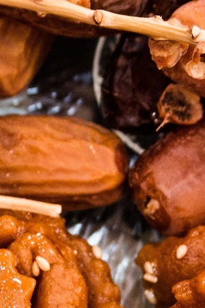 iftar: dadels en gebak iftar: dadels en gebak