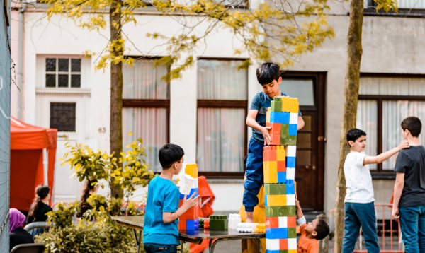 Jongen bouwt toren met bouwblokken