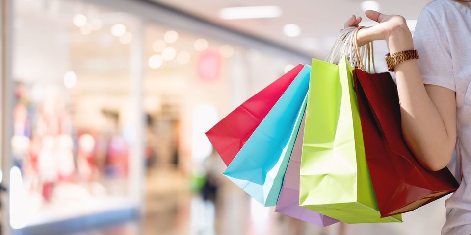 Een themabeeld van shopping waarbij iemand tassen vasthoudt.