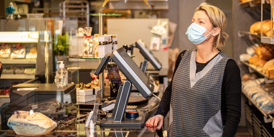 Winkeldame achter de toog bij bakker Frabak