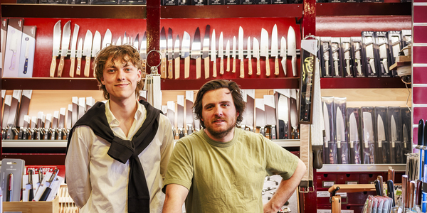 Eigenaar Joannes en Simon, die sinds 1 april meewerkt in de winkel.