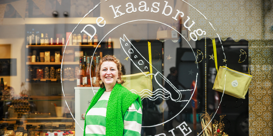 Vrouw voor winkel